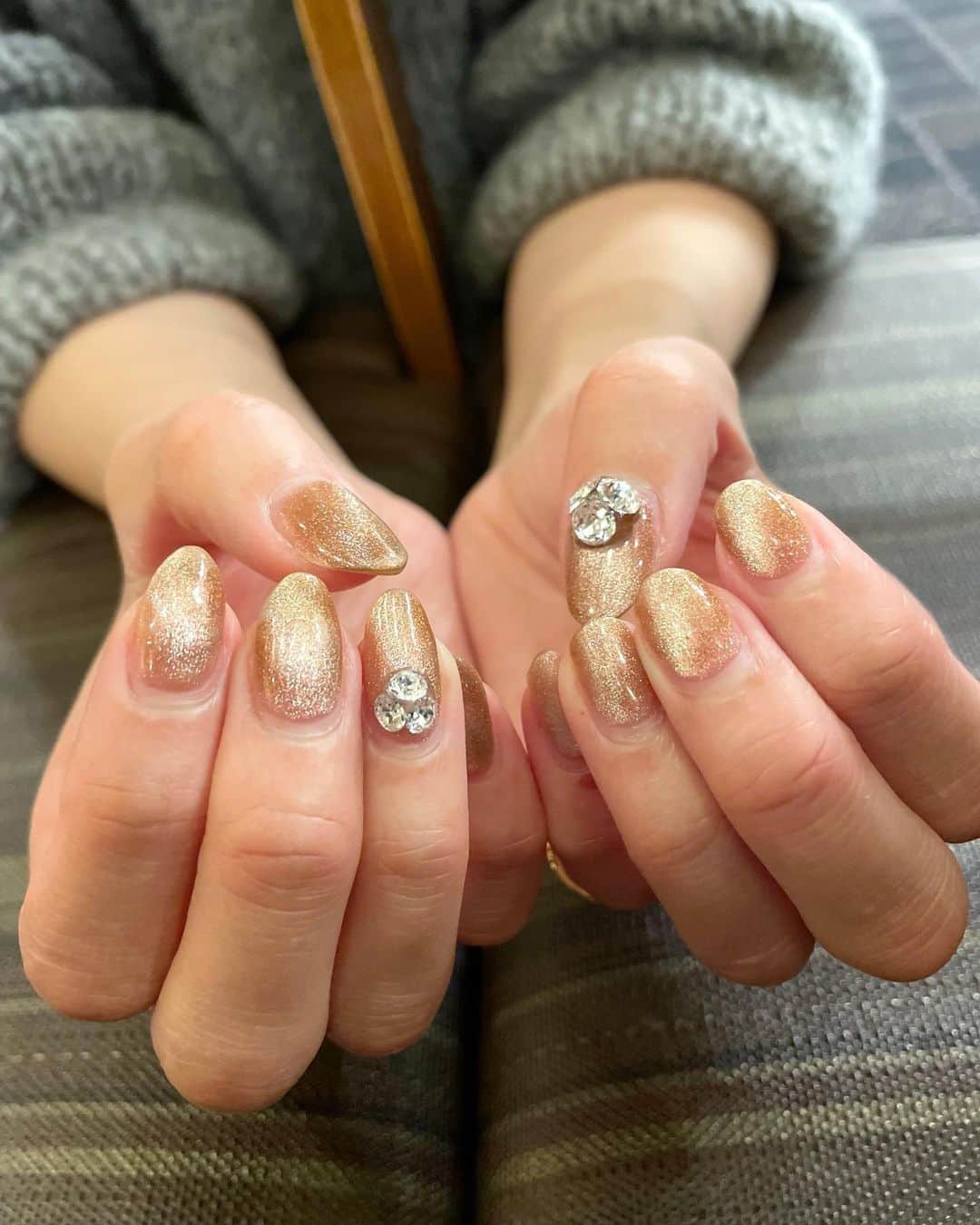 蜷川べにのインスタグラム：「. ⁡ 最近のネイルの中での1番のお気に入り。 ⁡ 光の加減でレッドにもゴールドにも ベージュにも見えるマグネットネイル|ω･)و ̑̑༉ ⁡ ⁡ #蜷川べに  #和楽器バンド  #ネイルデザイン  #秋ネイル #べにネイル  #ゴールドネイル  #マグネットネイル  #pleasesubscribe  #津軽三味線  #shamisen  #nails #youtubechannel  #benininagawa  #wagakkiband」