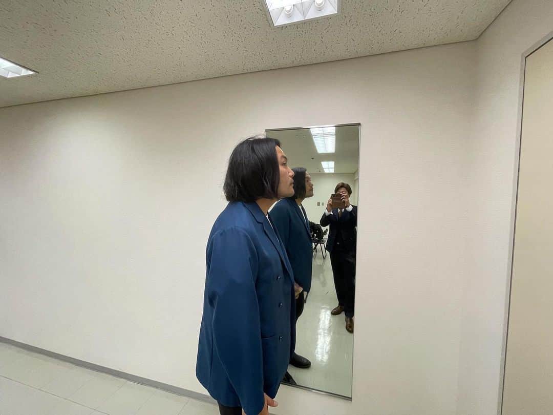 盛山晋太郎のインスタグラム：「セット前の僕は松雪泰子さんぐらいのワンレンなのですが、公式マークつくかなぁ？  #松雪泰子さんすいません」
