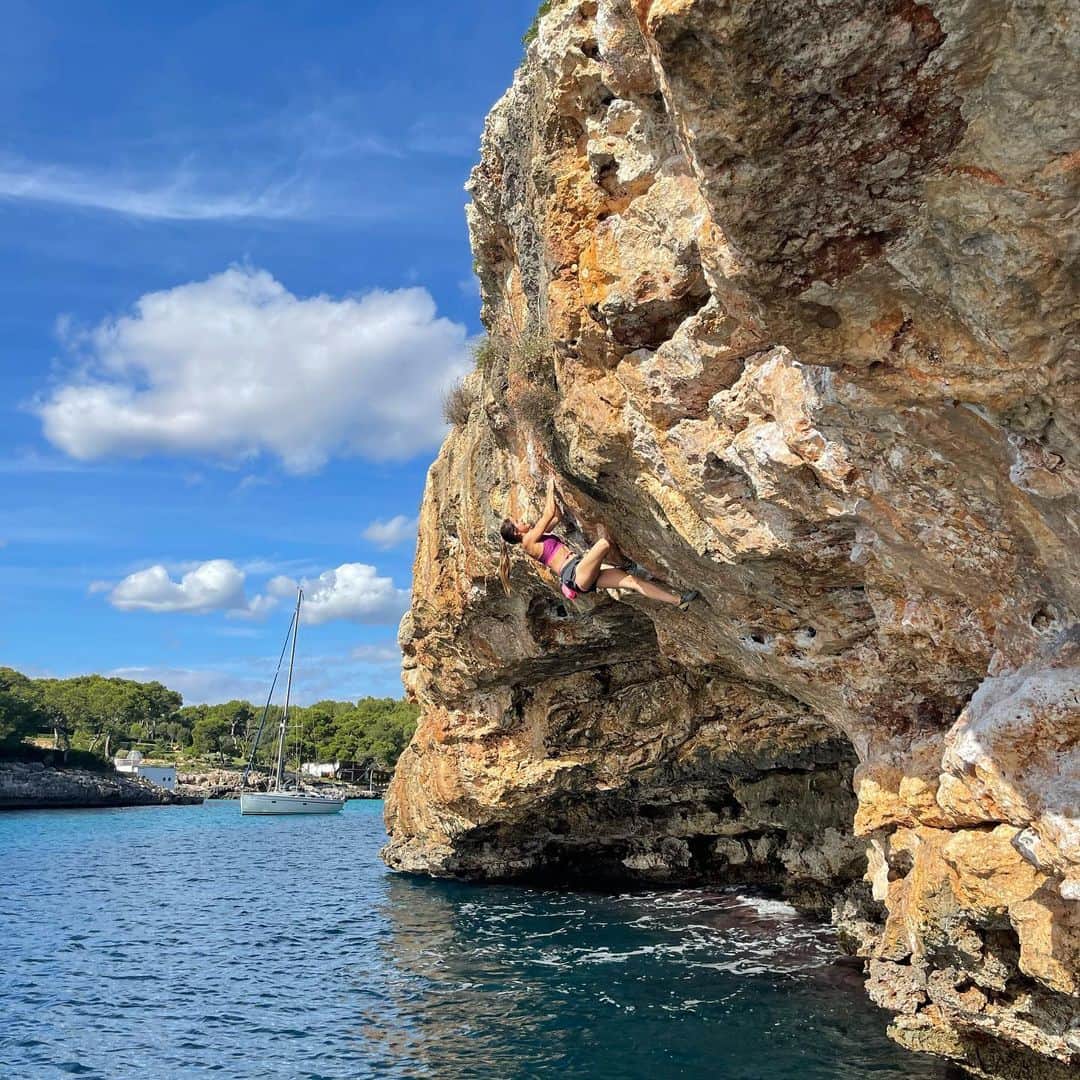 レベッカ・ストッツのインスタグラム：「Mallorca 🌴   #deepwatersolo #climbing #mallorca #portdesoller #calamjtiana #outdoor #vengas  @baechlibergsport @newrocksport @blackdiamond   Thanks for the great time @mstotzi @petra_klingler @andreas_dobler and @jairomr27」