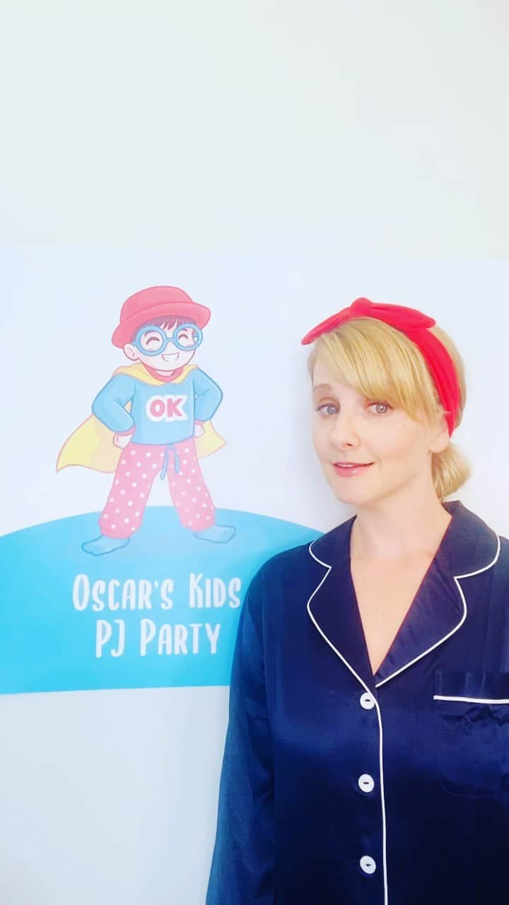 メリッサ・ラウシュのインスタグラム：「What would #OscarsKidsPJParty be without PJs?! I reached out to our friends @lilysilk to see if they could help us out and they came through big time donating their gorgeous pajamas and supporting @oscarskids in such an incredible way! Every single cent raised by @oscarskidsamerica is going straight to vital pediatric cancer research so we couldn’t be more grateful to them for their generosity! Please visit link in bio to donate if you’re able for a chance to win The Ultimate Sweet Treat Vacation!」