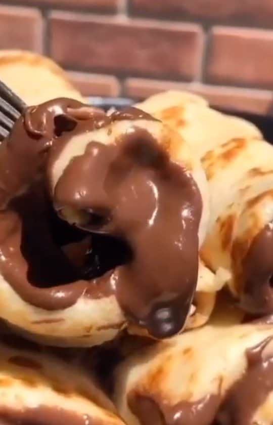 Cesar Gonzalez Cocineroのインスタグラム：「🥞 PANQUECAS CON NUTELLA 😍   Ingredientes:  ⠀ 1 y ½ tazas de Harina 3 cdas de Azúcar 1 cda de Polvo de Hornear ¼ de cdta de Sal ⅛ de cdta de Nuez Moscada molida 2 Huevos grandes 1 ¼ de tazas de Leche ½ cdta de extracto de Vainilla 3 cdas de Mantequilla sin Sal ⠀ Preparación: ⠀ -Combina y mezcla la Harina, el Azúcar, el Polvo para Hornear, la Sal y la Nuez Moscada. ⠀ -En otro bowl, bate los Huevos, luego añade la Leche y el extracto de Vainilla. ⠀ -Derrite la Mantequilla y añade en la mezcla de Leche.  ⠀ -Agrega los ingredientes húmedos a la mezcla de Harina y revuelve hasta que se forme una pasta espesa. ⠀ -Calienta Aceite en una sartén a fuego medio y vierte aproximadamente media taza de la mezcla para Panquecas. ⠀ -Cocina la mezcla hasta que las burbujas se rompan a través de la superficie y tomen un color marrón dorado. ⠀ -Voltea las Panquecas una vez que estén lo suficientemente firmes como para hacerlo. ⠀ -Acompáñalas con lo que gustes. ⠀ -Una vez listas, rellena con Nutella al gusto o lo que quieras y disfruta.   Recuerda si las preparas sube a tus historias mencionandome @cesarcocinero @co_cinero y estaré compartiendo todo lo que me envíen 😁」
