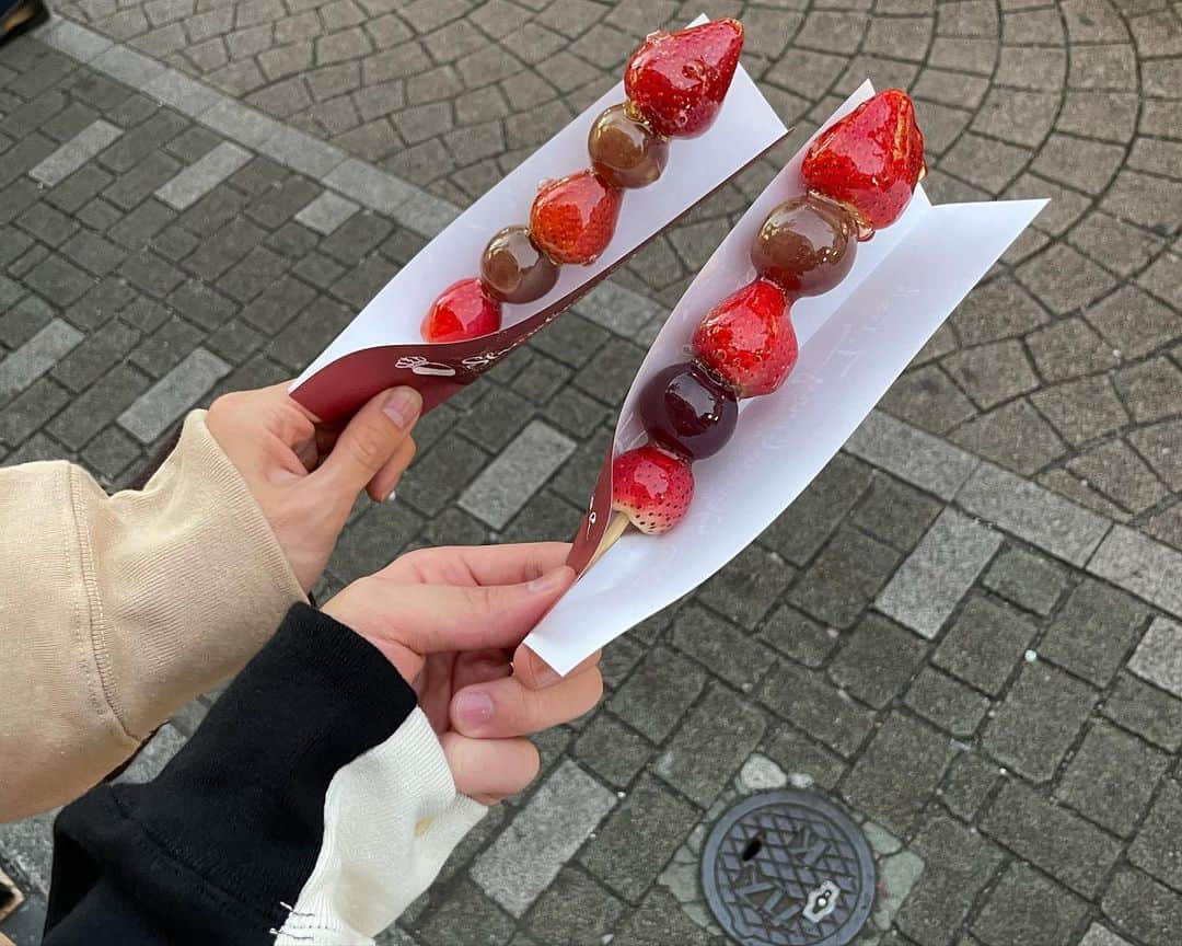 リョーマさんのインスタグラム写真 - (リョーマInstagram)「企画でゆうたと原宿！ 楽しい時間をありがとう〜☺︎ 人生初のいちご飴デビュー🍓 美味かった！  ペアルックもありがとう！」11月6日 13時52分 - com.ryoma.editor