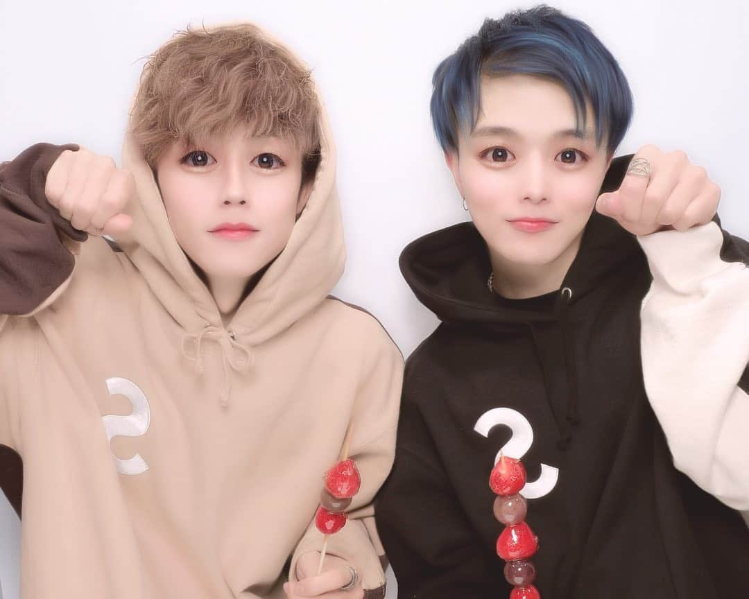 リョーマさんのインスタグラム写真 - (リョーマInstagram)「企画でゆうたと原宿！ 楽しい時間をありがとう〜☺︎ 人生初のいちご飴デビュー🍓 美味かった！  ペアルックもありがとう！」11月6日 13時52分 - com.ryoma.editor