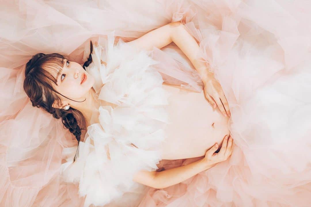 浜田翔子さんのインスタグラム写真 - (浜田翔子Instagram)「maternity photo🤍👶  #妊娠8ヶ月 旦那　『お腹いっぱい食べて寝てる写真』  大喜利かい✋  中々『マタニティフォト　ドレス』  で検索してもいいのがなかったので 1年前ウェディングドレスで使った ドレスのスカート部分を使い トップスのみ新しく買いました。  どちらもYahooショッピング🎀  #マタニティフォト　#マタニティフォト衣装　#マタニティドレス #チュールドレス  #ウェディングドレス  #妊娠8ヶ月のお腹 #maternityphoto  #妊娠30週 #pregnant  #baby #love #momlife #pregnancy #gravid #preggo #babybump #babyboy」11月6日 8時43分 - shoko_hamada
