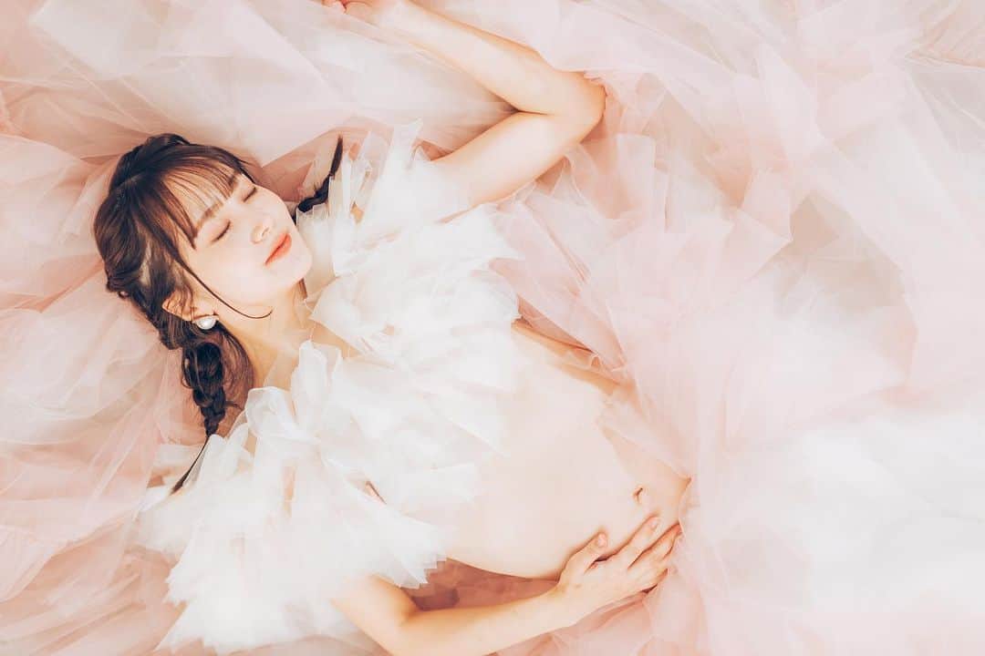 浜田翔子さんのインスタグラム写真 - (浜田翔子Instagram)「maternity photo🤍👶  #妊娠8ヶ月 旦那　『お腹いっぱい食べて寝てる写真』  大喜利かい✋  中々『マタニティフォト　ドレス』  で検索してもいいのがなかったので 1年前ウェディングドレスで使った ドレスのスカート部分を使い トップスのみ新しく買いました。  どちらもYahooショッピング🎀  #マタニティフォト　#マタニティフォト衣装　#マタニティドレス #チュールドレス  #ウェディングドレス  #妊娠8ヶ月のお腹 #maternityphoto  #妊娠30週 #pregnant  #baby #love #momlife #pregnancy #gravid #preggo #babybump #babyboy」11月6日 8時43分 - shoko_hamada
