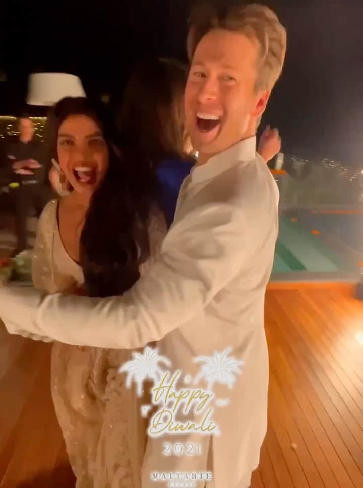 グレン・パウエルのインスタグラム：「Our first Diwali was 🔥.   Thanks @priyankachopra and @nickjonas for another amazing adventure.」