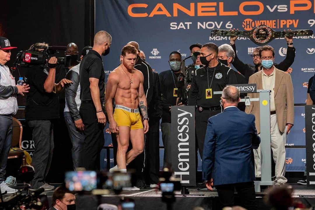 サウル・アルバレスさんのインスタグラム写真 - (サウル・アルバレスInstagram)「Weigh-in ✅ 🇲🇽Mañana escribimos el capítulo 60 de esta historia y sin duda será uno de los mejores.   🇺🇸Tomorrow we write the 60th chapter of this story and without a doubt it will be one of the best. #CaneloPlant #LETS60」11月6日 9時23分 - canelo