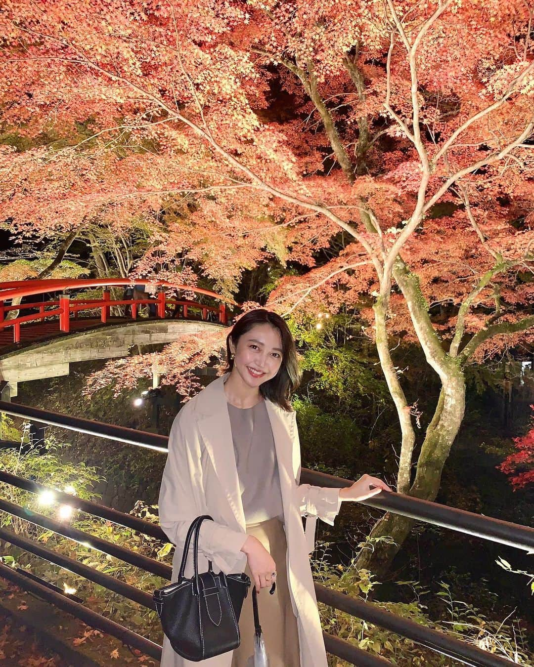 柳田菜月のインスタグラム：「紅葉ライトアップで素敵な景色が見れました🍁✨ ------- 📍河鹿橋 ✔️奥にはカフェもあり、焚き火を囲んでのんびり座れる席が良かったな〜！ -------- . #旅行 #伊香保温泉 #紅葉スポット  #河鹿橋 #観光スポット  #おすすめ #紅葉狩り #群馬観光  #東京女子部」