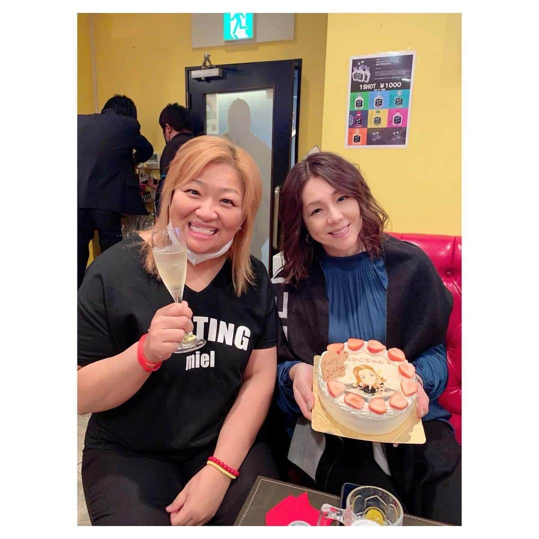 井上貴子さんのインスタグラム写真 - (井上貴子Instagram)「先日 めしくい亭で 美味しいご飯食べたあと 行ったのは  「あかゆ」  最近はだいたい 「めしくい亭」→「あかゆ」 が定番になってきました  ちなみに アタシはお酒は一滴も飲めません  さて 凄い会社の凄い方々にお祝いしてもらったのですが…  あかゆスタッフの よしもと興業のくもんくんに 神取さん不在の件が伝わっておらず  （笑）（笑）  最後の写真のように ビックインパクトなサプライズ （アタシは前回お祝いしてもらったので今回は神取さんをーーと）  きょん🅿️の変わらぬ 超面白い話術に みなさん大爆笑で 楽しい時間を 過ごすことができました  W井上ツーショット  今週は3回もきょん🅿️と 逢えてとっても幸せ❤️💛  Happyで^ ^  プロフィール画面に記載のURLより 通販サイト「神取屋」に飛べます^ ^  コロナ禍に携わる全てのお仕事の皆様 心から感謝しています 引き続き油断せずお気をつけてお過ごし下さいませ  #井上貴子  #LLPWX #女子プロレス #紅緒と柊音 #トイプードル #cacatocacat #あかゆ #井上京子 #よしもと興業くもんくん #バースデーケーキ #チャンネル登録お願い致します #カンドリーチキンカレー売れてます #神取テレビチャンネル登録お願いします #LLPWX通販サイト神取屋 #感謝 #STOPCOVID19」11月6日 10時57分 - takaco_inoue