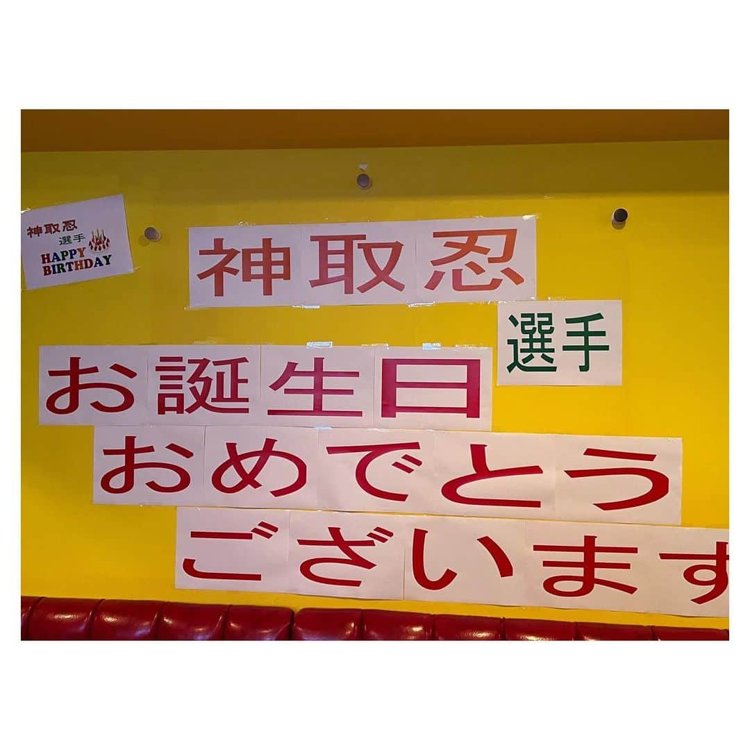 井上貴子さんのインスタグラム写真 - (井上貴子Instagram)「先日 めしくい亭で 美味しいご飯食べたあと 行ったのは  「あかゆ」  最近はだいたい 「めしくい亭」→「あかゆ」 が定番になってきました  ちなみに アタシはお酒は一滴も飲めません  さて 凄い会社の凄い方々にお祝いしてもらったのですが…  あかゆスタッフの よしもと興業のくもんくんに 神取さん不在の件が伝わっておらず  （笑）（笑）  最後の写真のように ビックインパクトなサプライズ （アタシは前回お祝いしてもらったので今回は神取さんをーーと）  きょん🅿️の変わらぬ 超面白い話術に みなさん大爆笑で 楽しい時間を 過ごすことができました  W井上ツーショット  今週は3回もきょん🅿️と 逢えてとっても幸せ❤️💛  Happyで^ ^  プロフィール画面に記載のURLより 通販サイト「神取屋」に飛べます^ ^  コロナ禍に携わる全てのお仕事の皆様 心から感謝しています 引き続き油断せずお気をつけてお過ごし下さいませ  #井上貴子  #LLPWX #女子プロレス #紅緒と柊音 #トイプードル #cacatocacat #あかゆ #井上京子 #よしもと興業くもんくん #バースデーケーキ #チャンネル登録お願い致します #カンドリーチキンカレー売れてます #神取テレビチャンネル登録お願いします #LLPWX通販サイト神取屋 #感謝 #STOPCOVID19」11月6日 10時57分 - takaco_inoue