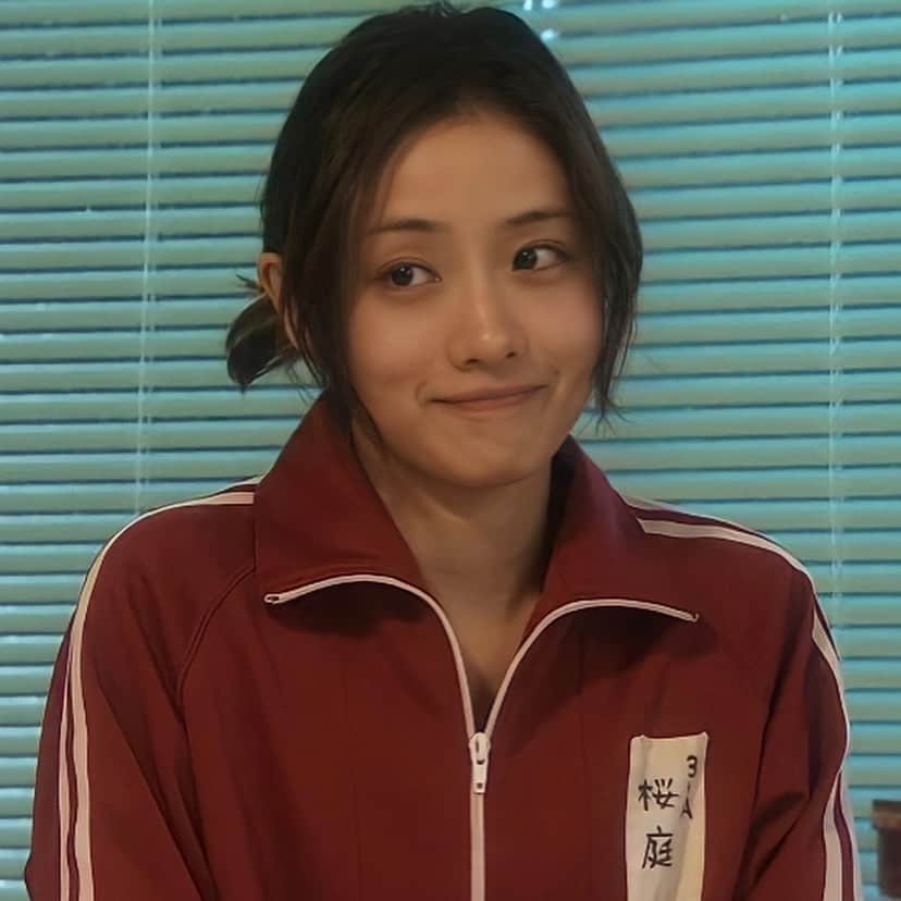 のインスタグラム：「5時から9時までのジャージのシーン #石原さとみ さん #5時から9時まで #桜庭潤子  #ジャージ #前髪なし #ミディアム #笑顔 #可愛い」