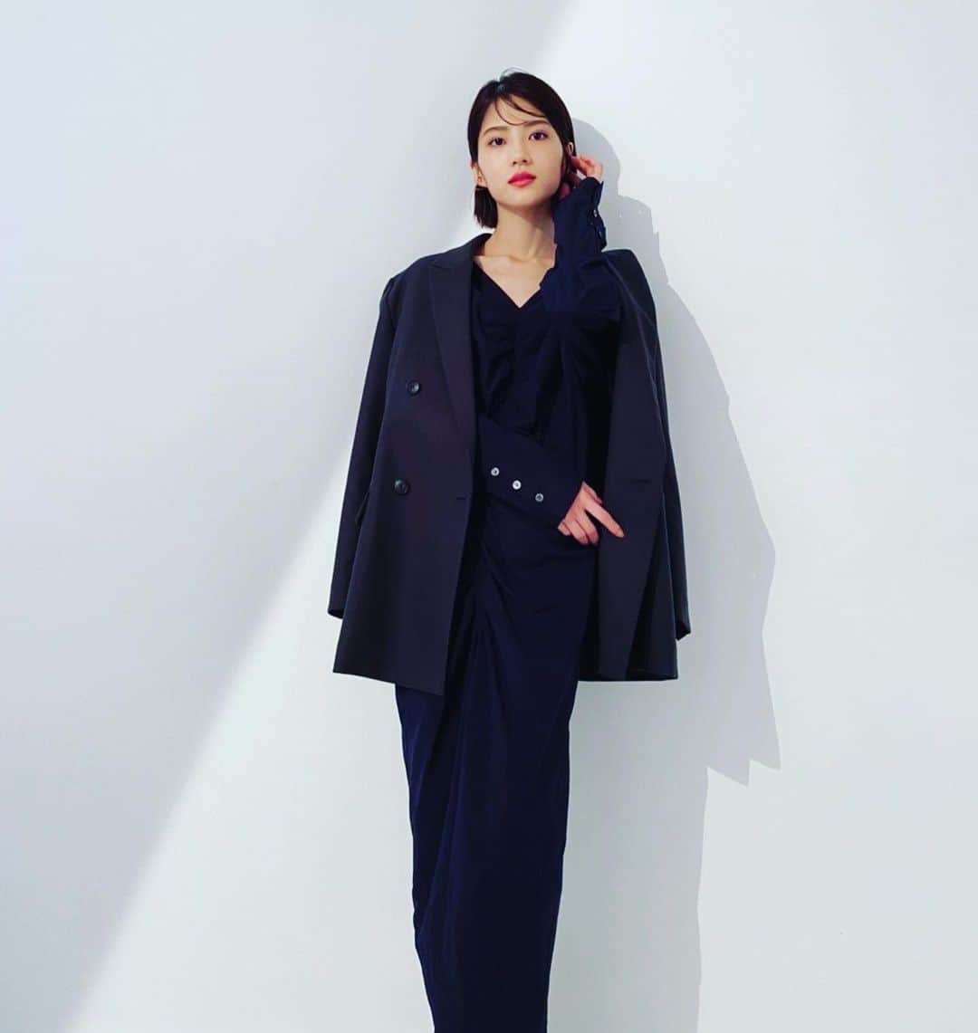 若月佑美さんのインスタグラム写真 - (若月佑美Instagram)「. ロングワンピ×ジャケット はスタイル良く見える☺︎ Vネックも好き。 最近はお昼暖かくて嬉しい。 . #若月佑美」11月6日 11時20分 - yumi_wakatsuki_official