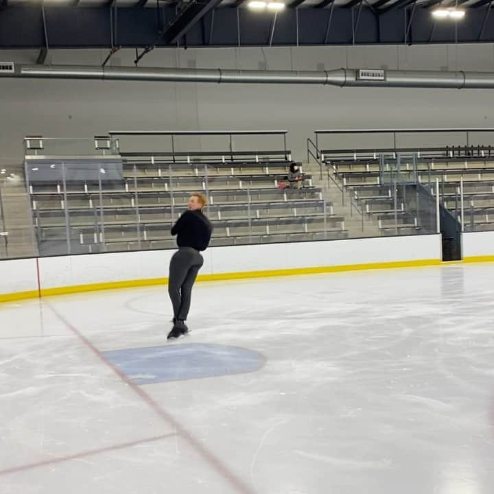 ショーン・ラビットのインスタグラム：「Triple flip Friday! Love the sound of blades on the ice! トリプルフリップフライデー！アイスの上でブレードの音かっこいいですよね！  .  #figureskating #iceskating #patinajeartistico #fridayvibes #trainingmotivation #fitfam #workoutmotivation #asmr #workhardplayhard #fitnessjourney #cool #フィギュアスケート #アイススケート#トレーニング#筋トレ #筋肉 #かっこいい#モデル#パーソナルトレーナー #イケメン#羽生結弦#フィットネスウェア #今日のコーデ #今日のコーデ」