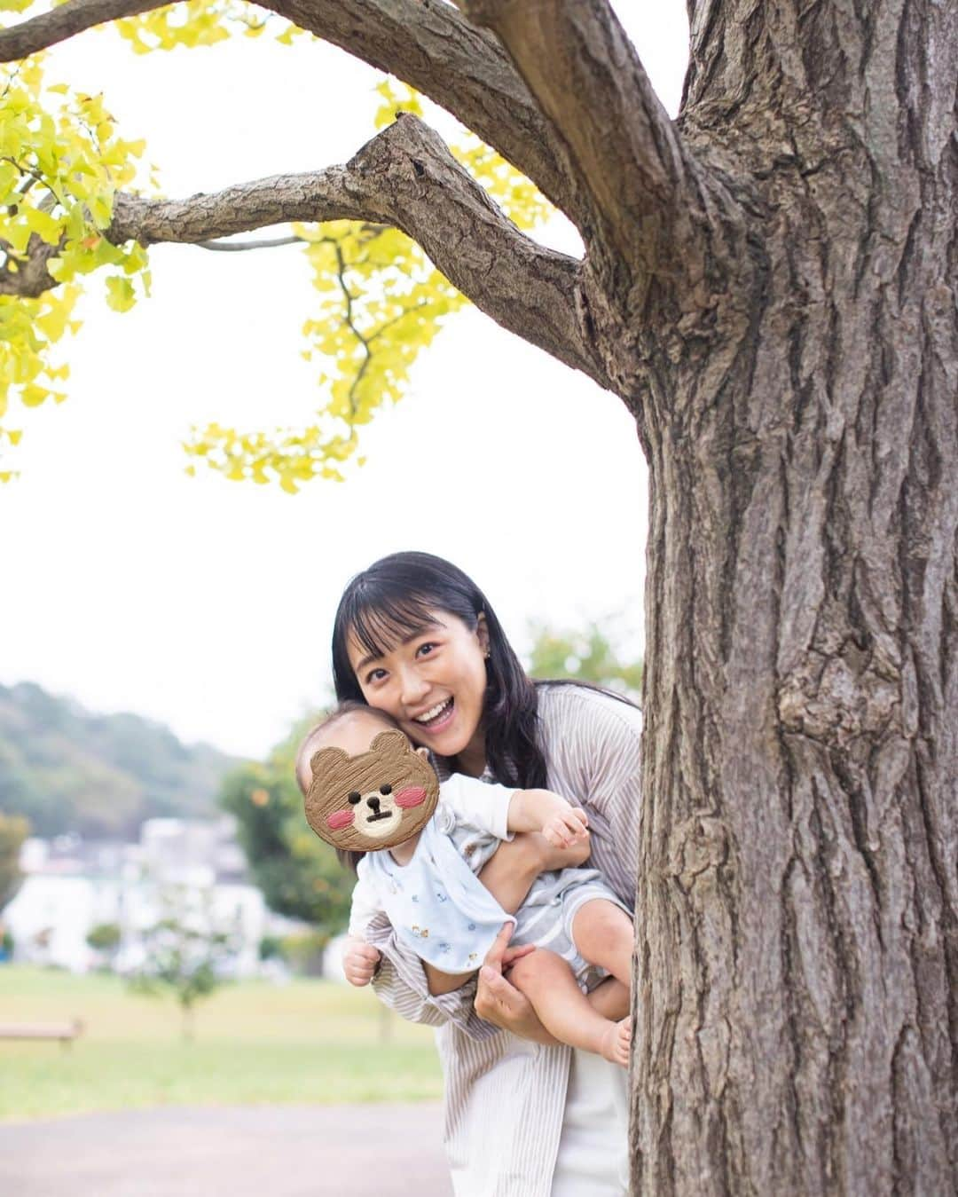 竹内由恵さんのインスタグラム写真 - (竹内由恵Instagram)「先日、出張カメラマンさんに子供と一緒に記念写真を撮ってもらいました。  信じられないようなスピードで成長する我が子の、記念日ではない何気ない日常の一コマを、写真に納めておきたくて✨  様々な背景でいろんなポーズを撮っていただき、大満足！一律料金なのも安心でした😌 子供も楽しんでくれていたようで、一時間があっという間に過ぎていました。 その後、データで大量の写真をいただいたのですが、どれも素敵すぎて、気づいたら何時間も眺めていました。 個人的には、子供のよだれの筋まで美しく映っていることに感動しました笑  ご興味のある方は、fotowa（フォトワ）で検索してみてください！ @fotowa.jp   #pr #fotowa #フォトワ #fotowa体験談 #出張撮影 #出張カメラマン」11月6日 11時26分 - yoshie0takeuchi