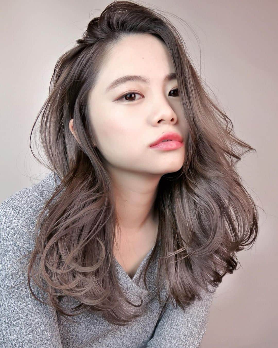 斉藤潤一のインスタグラム：「人それぞれが持っている魅力や雰囲気を 最大で引き出したいをコンセプトに美容師を やっています。 お家に帰っても再現しやすく家庭や職場や友人から髪型、色、ツヤ、髪質本当に良くなったねって 言ってもらえる様に技術だけじゃなく知識や経験を活かして作っています。  是非ご来店下さい。  @hoyu_color_creative  #プロマスターカラー　#カラコレ　#ホーユー  #ケアブリーチ #ミルクティーカラー #カラー #ペールカラー #ハイトーンカラー #美容師 #韓国ヘア #可愛い  #kpop #渋谷美容室 #ウルフカット #カット #hairstyle #hair #hairpainting #ブリーチ」