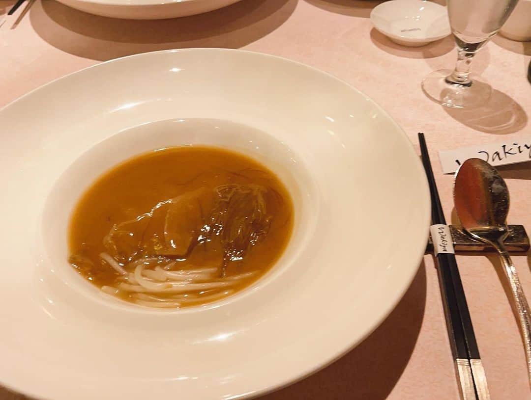 久保優太のインスタグラム：「前回は減量でサラちゃんの食べてる所見るのみだったのですが🤣www やっと食べれて最高😍✨ #wakiya #赤坂 #中華」