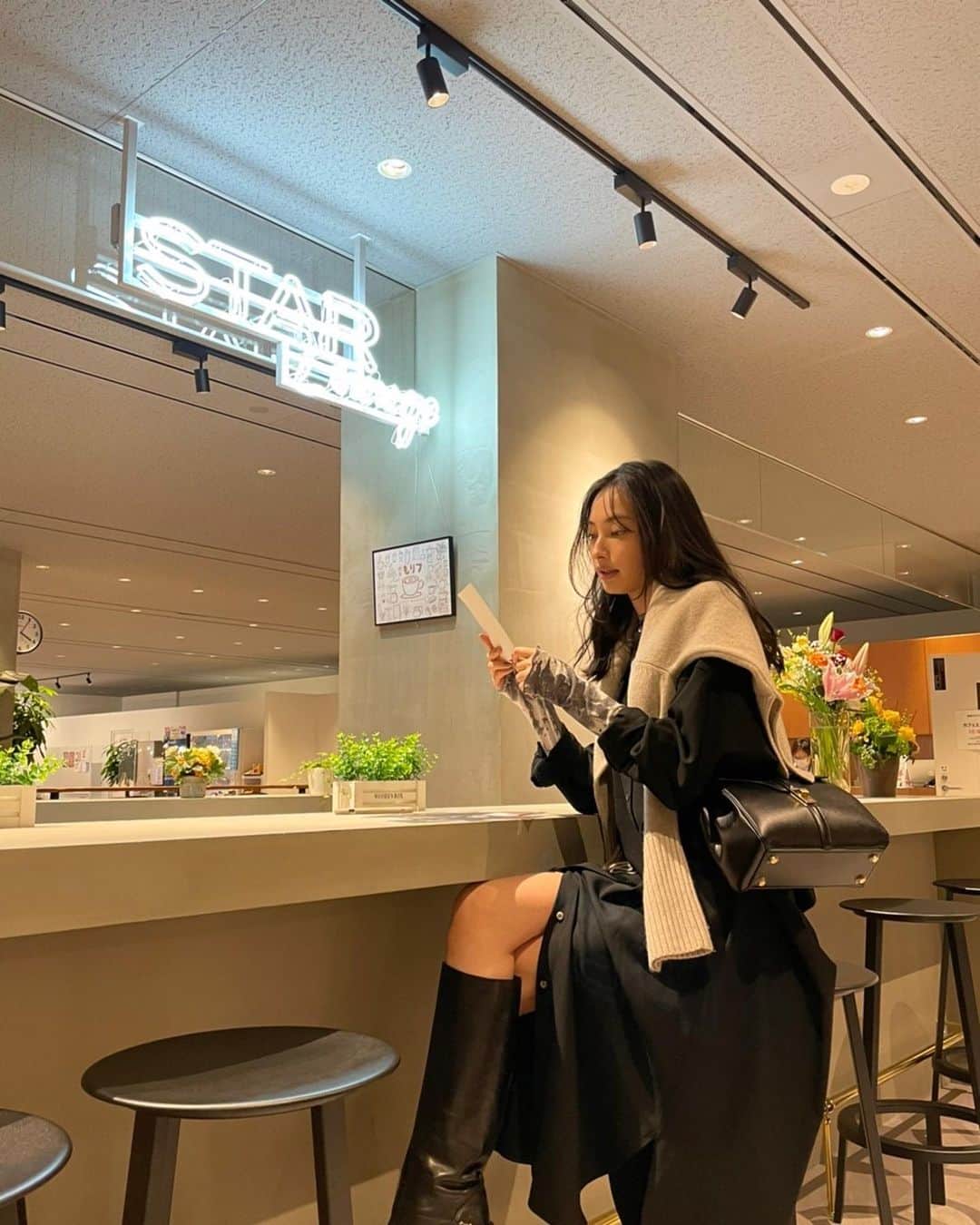 大政絢のインスタグラム：「事務所にて2022年カレンダーの最終チェック✨  #今日の絢服 は dress&knit @norc.jp by the line inner tops @coel.official  bag @celine」