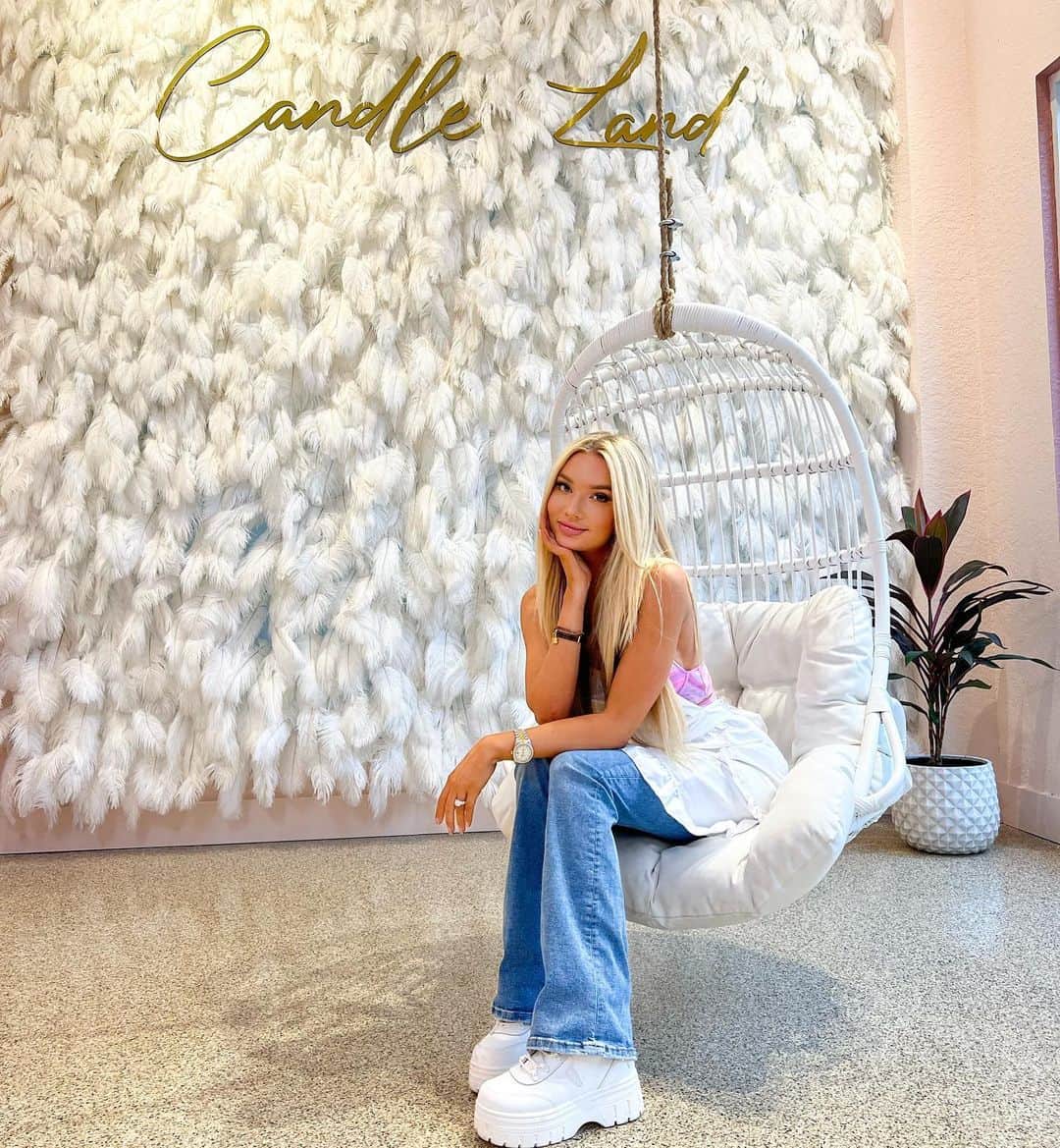 Alexa Collinsさんのインスタグラム写真 - (Alexa CollinsInstagram)「I was in candle heaven last night 👼🏼 if you know me, you know my love for candles in my house! Such a blast at @candleland_miami ✨」11月6日 21時53分 - alexacollins
