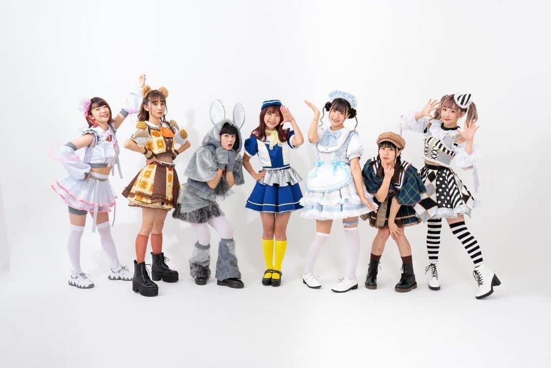 ぱいぱいでか美のインスタグラム：「APOKALIPPPSです . 今日のライブで新メンバー加入発表されました！ ゆらぴこ @yura_burstgirl が新しい仲間に加わってくれました🥰 さらにパワーアップして楽しくやっていきます！ あと新衣装になりました🌏🌔🪐☄️ 新体制&新衣装お披露目は11/14のギュウ農フェスから🤠 . #APOKALIPPPS 左から #ぱいぱいでか美 #でか美ちゃん #西井万理那 #にっちやん #宇佐蔵べに  #ゆらぴこ #あいうえまし子 #ゑりかちゃんべいびー #平野友里 #ゆり丸」