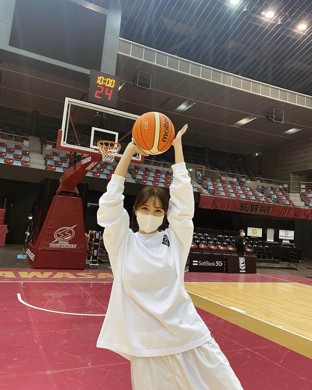 村島未悠さんのインスタグラム写真 - (村島未悠Instagram)「#川崎ブレイブサンダース 本日勝利⚡️ 最後までドキドキの　 展開でしたね🏀 サンダースファミリーの皆さん 明日も応援頑張るぞ💪🏻 グッズの白のロンTが可愛いから 一推し🤍🖤 #富山グラウジーズ #bリーグ」11月6日 22時03分 - happy_miyu0827