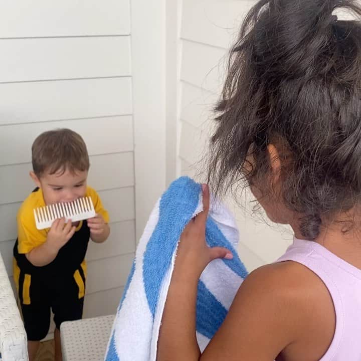 ディーナ・ニコール・コルテーゼのインスタグラム：「Lmao future meatballs 😂@sissygiovanna the magician and little CJ being the perfect assistant 🦶 🦶🤣」