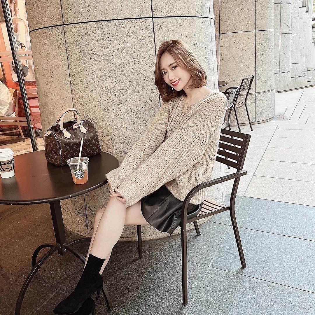 渡邉みさきのインスタグラム：「. 明日19時UP予定の 新作ニットです🧶🤍 @chic.officialshop   ざっくり編みで オーバーサイズ感が めちゃくちゃ可愛いの😵💕 スカートにも デニムとも、相性抜群❤︎❤︎  ラウンドネックルーズニット white/yellow/beige  #code#outfit#ootd#chic #korea#koreanstyle #シック#通販ショップ#通販 #セレクトショップ#オンライン #オンラインショップ#韓国 #韓国ファッション#韓国コーデ #プチプラ#プチプラコーデ #キレイめコーデ#大人コーデ #デートコーデ#OLコーデ #オフィスコーデ#韓国通販 #スカーフ#秋コーデ#新作 #ツイード#ツイードワンピース」