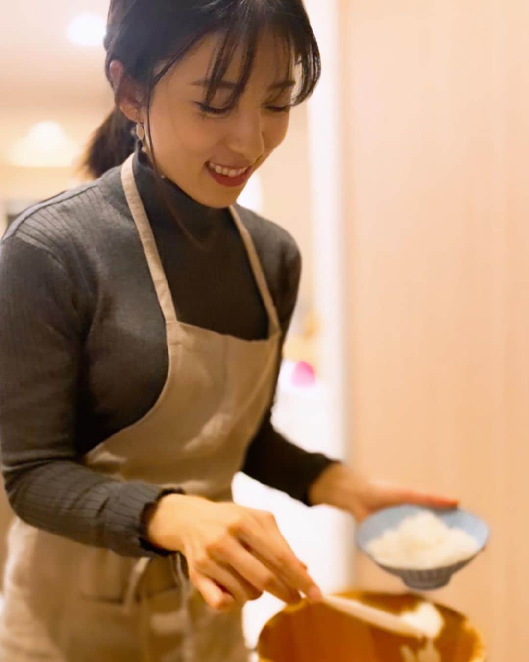 松井絵里奈さんのインスタグラム写真 - (松井絵里奈Instagram)「お味噌汁美味しいね♪って 言われるとすごく嬉しい。  手作り味噌。今しか味わえない味。 二度と同じものは作れない 手作りの味。  最近は、自分のお料理への向き合い方も、プロの料理人さんに出会ったり、祖母の姿を思い出したりして、自分のスタイルがいい方向に変わってきました。  丁寧に生きる自分になりたい。という願い事から、 『丁寧に生きる』にフォーカスし始めて、色々なことが花開いてきました🥰(←感覚人間なので、言語化するのが苦手。)  なるほど、なるほどと、 子どもが成長する過程を見ているみたいに、自分を客観視しています🤝  ひとつ前進したら嬉しくて。 前進できなくても、責めないし まるっと優しさで包み込める感じになったり。  失敗は、自分が失敗だと思わなければクヨクヨしないし、経験だと思えば成長に繋がる。 捉え方ってすごく大切🕊♡  だからこそ、自分を生きる。  自分は、どうしたいのか。 どうありたいのか。を追い続ける。  20代前半は、自己啓発本を沢山読んでいましたが、ようやくその意味も少しずつ解るようになってきました。  なに。30代ってめっちゃ楽しいね🥺☝🏻きっと、そうやって年を重ねていく自分が想像できる♡  #独り言 #自分スタイルを見つける #えりなごはん #丁寧に生きるを観察 #意味を深く掘り起こす #毎日楽しくて仕方がない #こんな日がくるなんて #あの日の私に教えてあげたい #松井絵里奈」11月6日 22時42分 - erina74xx