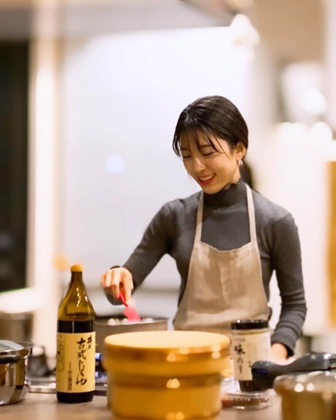 松井絵里奈さんのインスタグラム写真 - (松井絵里奈Instagram)「お味噌汁美味しいね♪って 言われるとすごく嬉しい。  手作り味噌。今しか味わえない味。 二度と同じものは作れない 手作りの味。  最近は、自分のお料理への向き合い方も、プロの料理人さんに出会ったり、祖母の姿を思い出したりして、自分のスタイルがいい方向に変わってきました。  丁寧に生きる自分になりたい。という願い事から、 『丁寧に生きる』にフォーカスし始めて、色々なことが花開いてきました🥰(←感覚人間なので、言語化するのが苦手。)  なるほど、なるほどと、 子どもが成長する過程を見ているみたいに、自分を客観視しています🤝  ひとつ前進したら嬉しくて。 前進できなくても、責めないし まるっと優しさで包み込める感じになったり。  失敗は、自分が失敗だと思わなければクヨクヨしないし、経験だと思えば成長に繋がる。 捉え方ってすごく大切🕊♡  だからこそ、自分を生きる。  自分は、どうしたいのか。 どうありたいのか。を追い続ける。  20代前半は、自己啓発本を沢山読んでいましたが、ようやくその意味も少しずつ解るようになってきました。  なに。30代ってめっちゃ楽しいね🥺☝🏻きっと、そうやって年を重ねていく自分が想像できる♡  #独り言 #自分スタイルを見つける #えりなごはん #丁寧に生きるを観察 #意味を深く掘り起こす #毎日楽しくて仕方がない #こんな日がくるなんて #あの日の私に教えてあげたい #松井絵里奈」11月6日 22時42分 - erina74xx