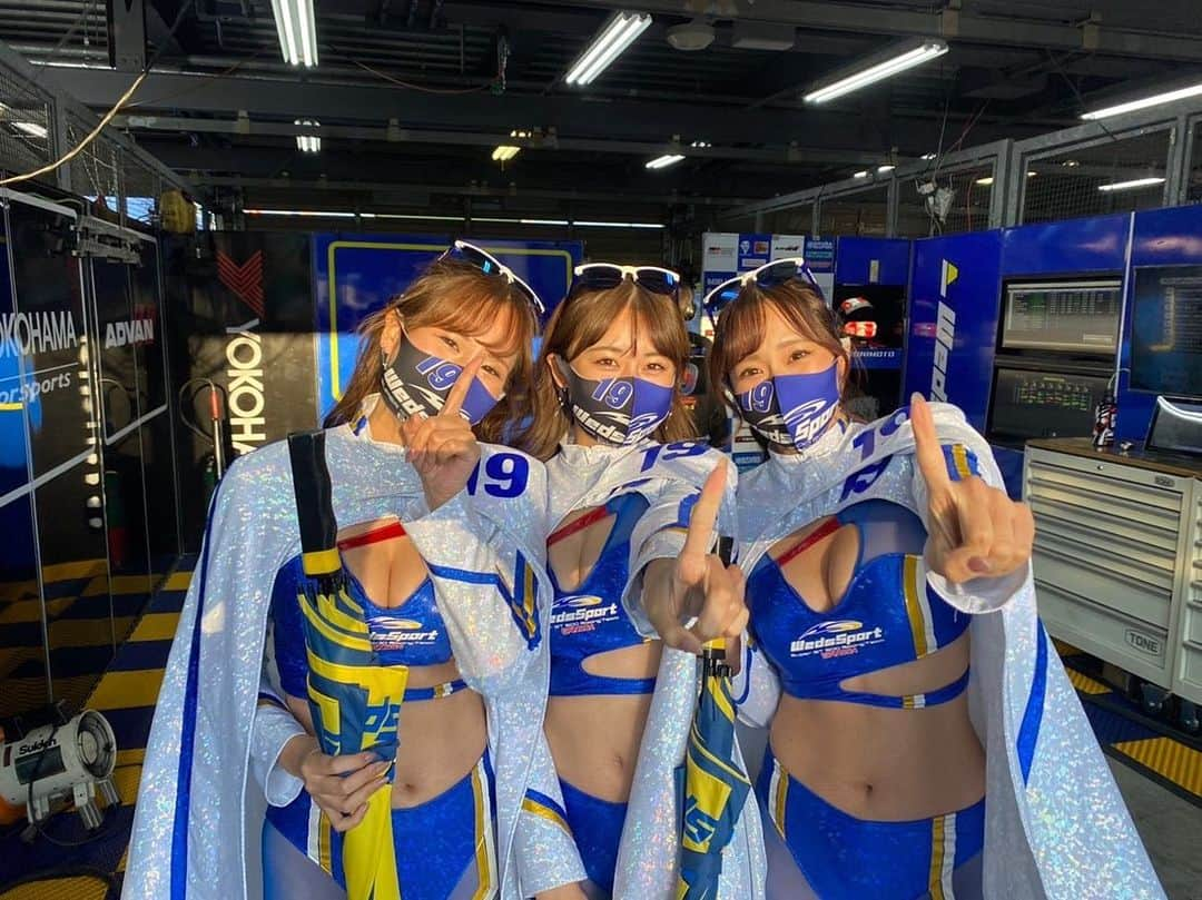 霧島聖子さんのインスタグラム写真 - (霧島聖子Instagram)「SUPERGT Rd.7 もてぎ 予選日お疲れ様でした！！  TGR TEAM WedsSport BANDOH  19号車は公式予選Q1を国本選手が走行し6番手タイムで突破！ そしてQ2を宮田選手が走行し、なんとなんと… トップタイムを記録‼️  見事今シーズン2度目となる ポールポジションを獲得しました👏✨  19号車が1番手に浮上した時の興奮といったら…！！ 予選の残り時間の数十秒間ドッキドキでした！ 本当に格好よかったーー❤️‍🔥  チームの一員として喜びを分かち合うことができて とっても嬉しいです！！  決勝レースで目指すのはポールトゥウィン‼️☝️ 明日も心を１つに全力で19号車 WedsSport ADVAN GR Supraの応援お願いします🌟  @bandoh_19 @wedssport  #SUPERGT #SGT #wedssportracinggals  #Weds #wedssport #racequeen #RQ #レースクイーン #costume #コスチューム #サーキット #レース #sexy #19号車 #tgrteamwedssportbandoh #racingprojectbandoh #ツインリンクもてぎ #ポールポジション #ポール #予選結果」11月6日 22時44分 - seiko_kirishima