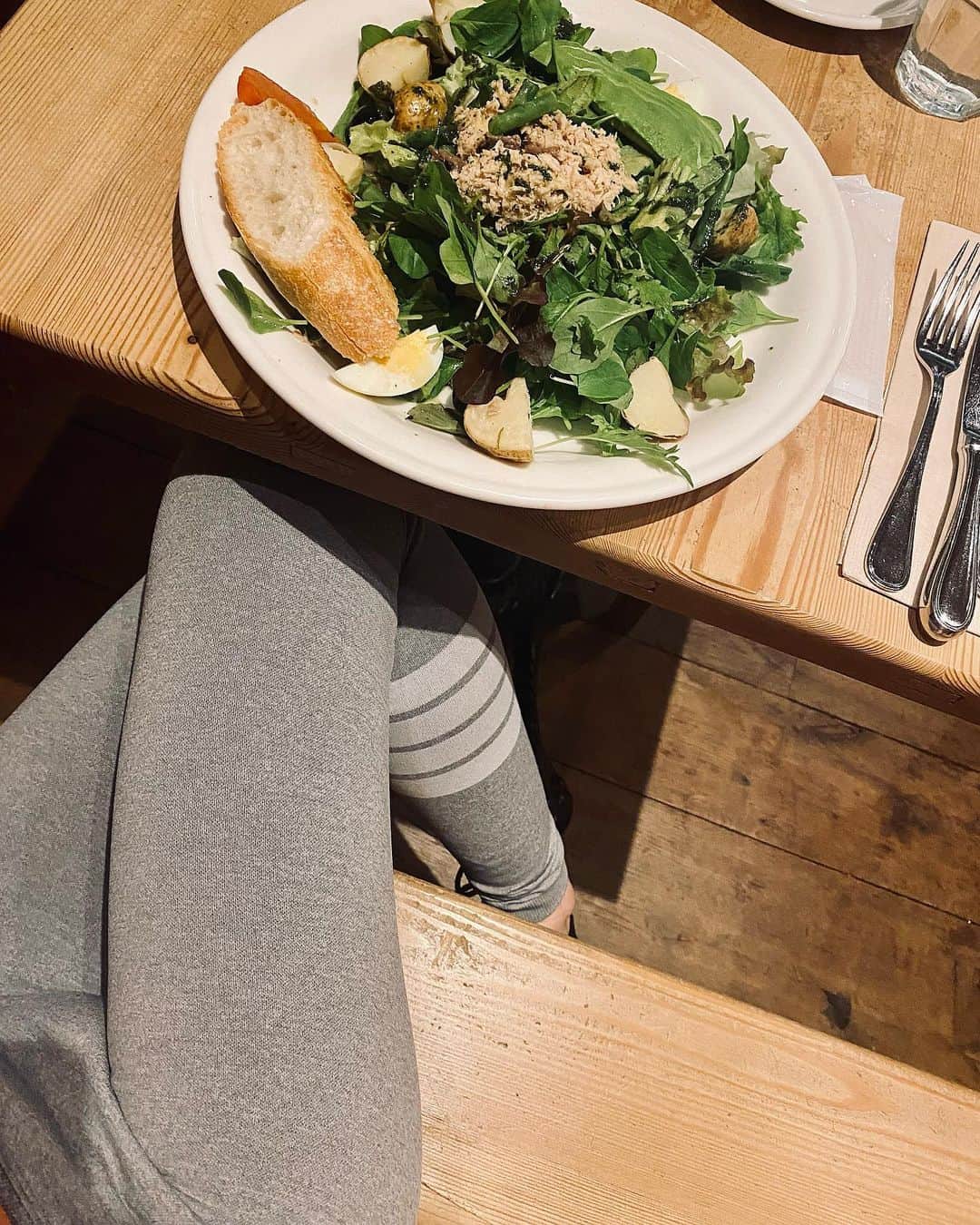 渋谷ゆりのインスタグラム：「You are what you eat. 吃什麼就像什麼。 人は食べたもので出来てる。私はプロテイン(@justnumber_official )と果物と野菜で出来てるはず…🤣  #サラダ #healthylifestyle #pescatarian #ペスカタリアン #プロテイン #ヴィーガン #カフェ #ダイエット #ボディメイク #vegan #vegancafe #organic #organiccafe #diet  #tokyo #workout #有機茶寮 #減肥 #健身 #筋トレ女子 #フィットネス女子 #くびれ #くびれ作り #健身 #健身女孩」