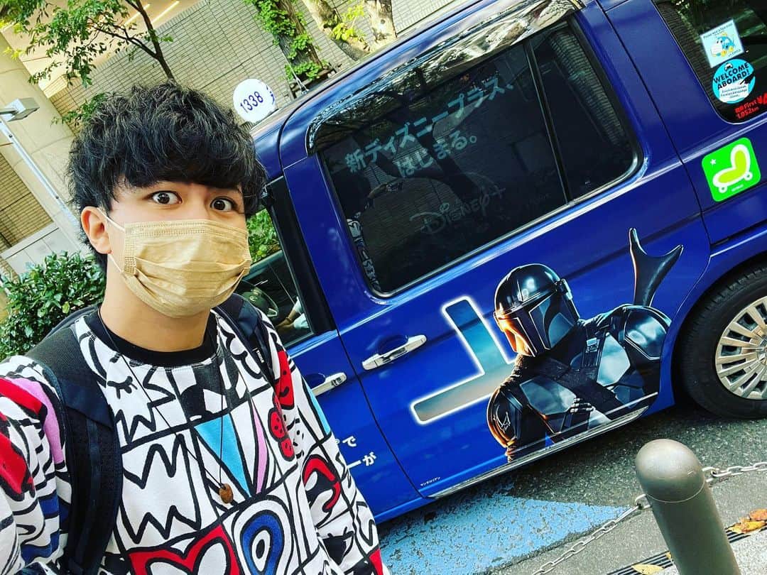 マサイのインスタグラム：「見つけたら写真撮ってもいいよ😎 #新ディズニープラス特別タクシー #奇跡の100台キャンペーン #フィッシャーズ #PR」