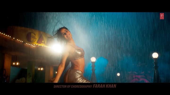 カトリーナ・カイフのインスタグラム：「Nothing like dancing in the rain 💃 Tip  Tip Barsa Paani 💦  Full song out now - Link in Bio  @akshaykumar @katrinakaif @tanishk_bagchi @Therealalkayagnik @uditnarayanmusic #VijuShah #AnandBakshi @farahkhankunder」