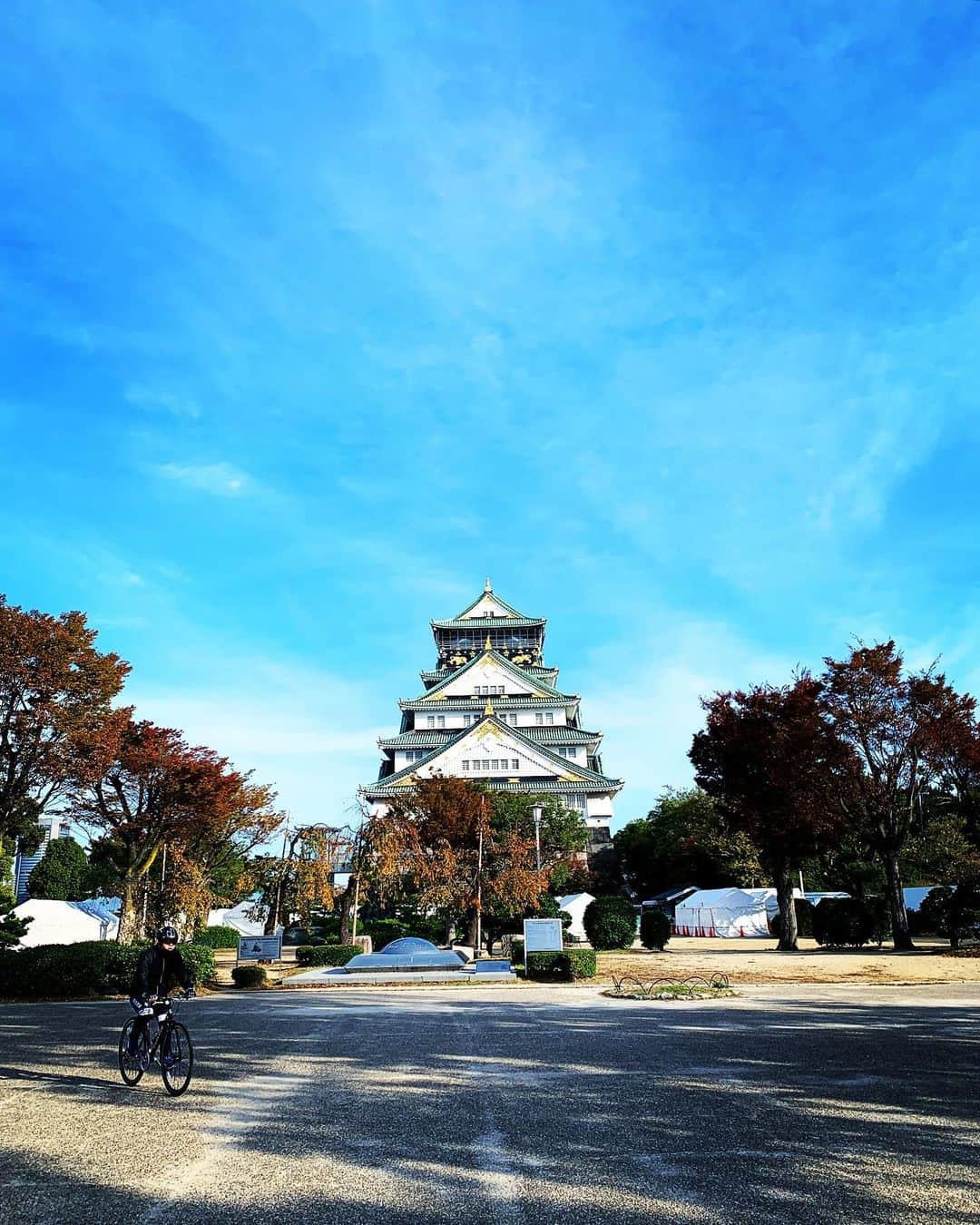 坂崎タケシのインスタグラム：「約2年ぶりにGLAYのアリーナツアーが始まりました。久々の旅ランは、大好きな大阪城公園を8km。この勢いで全国で走りまくってやろうと思とります笑。押忍。」