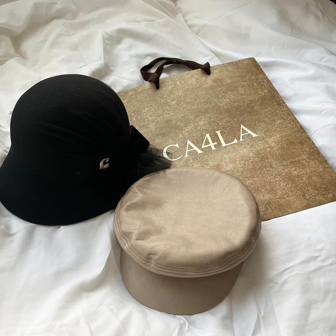 ちとせよしのさんのインスタグラム写真 - (ちとせよしのInstagram)「最近買った @ca4la_official のキャスケットとクロッシェ☺︎︎  友達にこれ可愛くない？！って送っちゃうほどのものって結局買っちゃってる気がする😂笑  #ca4la #キャスケット #クロッシェハット #帽子 #帽子コーデ」11月6日 16時00分 - chitose_yoshino