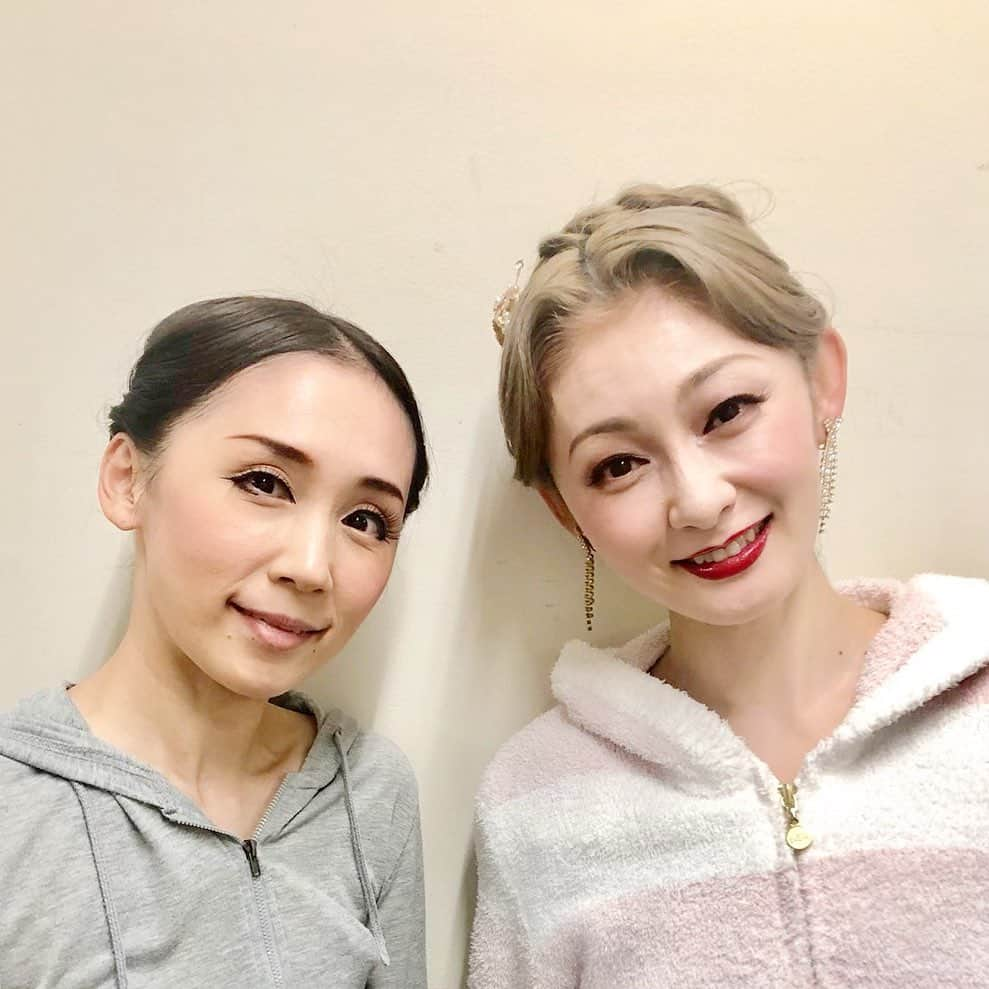 風花舞さんのインスタグラム写真 - (風花舞Instagram)「今回、稽古場からなかなか写真を撮る機会がなくてですね…  花組Ver.の時は2幕のみの出演なのでいつもよりは時間に余裕がありまして。  やっと今日、可愛い下級生たちと撮れました♪  羽咲まなちゃん。 以前OG公演でご一緒したことがあり、 今回久々にまた会えました。  リハーサル中から今日までバタバタしていて、なかなかお話することができなかったのだけど、 稽古場からパフォーマンスする姿を見ては「頑張ってるなー」と思っていました。 また一緒に舞台に立てて嬉しいです♪  #GreatestMoment #羽咲まな さん #花月100周年 #撮影時のみマスクを外しています」11月6日 16時16分 - kazahanamai_official