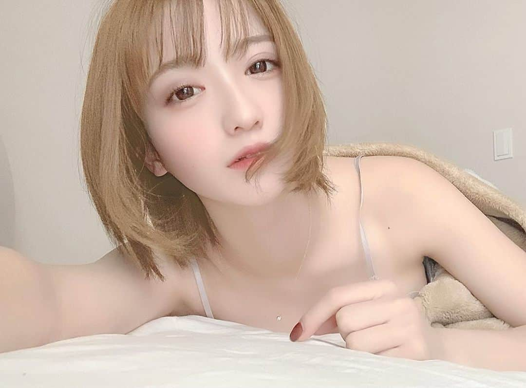 伊藤愛真さんのインスタグラム写真 - (伊藤愛真Instagram)「明るいショートに戻したい☹️❤️ どう？？？これ2年前！」11月6日 16時20分 - __emagram