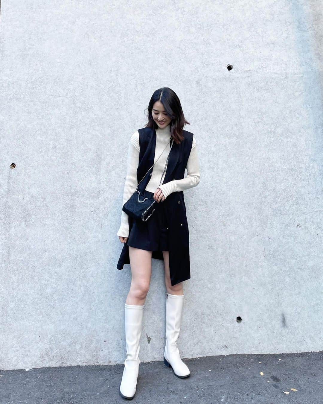 青野楓のインスタグラム：「黒もお気に入りだったけど、白のロングブーツもgetしてみました🤍  @shoplist_official で3000円ちょっとでした！ よくセールはじまるからカゴ入れてたら安くなってたりする🤔🤍  色んな服に合わせるのがたのしみだ😊  #SHOPLIST#ショップリスト#ショップリストコーデ#SHOPLISTロングブーツコーデ#kaede626style」