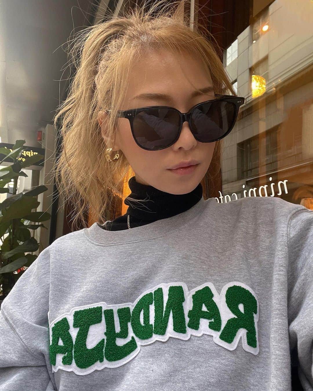 長谷川唯のインスタグラム：「・ ・ 銀座で一人cafe☕️寒い日もアイスコーヒー派❤︎ユニクロのお店前にあるお花が可愛いくってずっと見てて、また行ったら買おう🌷 ・ ・ #アホ毛がすごい #カラー何色にしようかな #cafe #me #today #ファッション #銀座はなれません笑 #良い週末を」