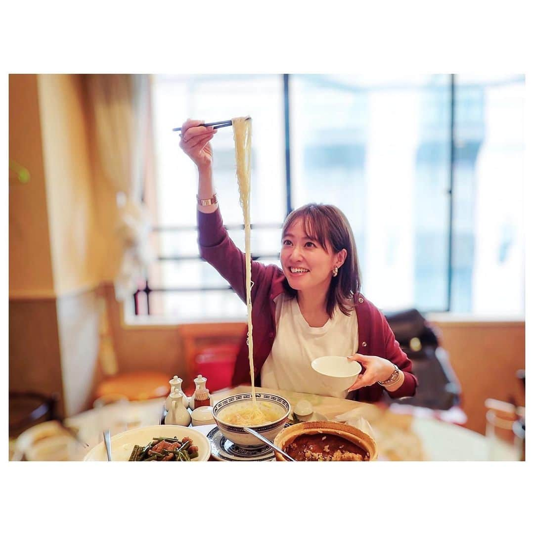 西島まどかさんのインスタグラム写真 - (西島まどかInstagram)「いつかのmen🍜 取り分けようとしたら、 どこまでも限りなく連なっていた麺…  丸テーブルで食べるのが楽しかったなー。 もう2年前のこと。 #過去pic   やっと外食ができるようになって この時のメンバーとも新たに約束が出来ました。楽しみ。  2枚目はこのあと放送のBS-TBS「夕焼け酒場」詳細です。 今夜は湯島！  是非ご覧下さい〜！  #bstbs #夕焼け酒場 #きたろう #西島まどか #酒場 #チューハイ」11月6日 16時58分 - nishijima_madoka