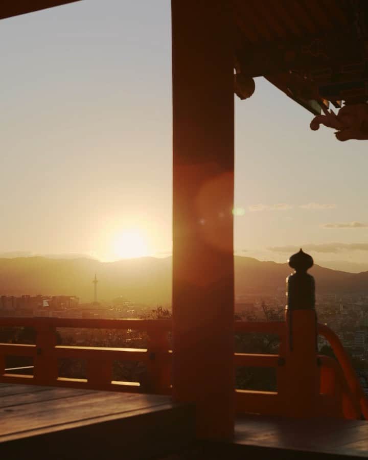 のインスタグラム：「Nissokan | 日想観  NO KNOWLEDGE OR EXPERIENCE IS REQUIRED. FEEL KANNON JUST BY WATCHING THE SETTING SUN. Nissokan is the most simple Buddhist meditation method. It can be practiced anywhere, anytime. By gazing at the setting sun in the west and visualizing the Paradise of the Pure Land in the glowing sky, you can feel the teachings of Kannon.  知識も経験も必要ありません 沈む夕陽に観音さまを感じることができます  日想観は時と場所を選ばないもっともシンプルな修行法です。西の空に沈む夕暮れの太陽を見つめ、朱く染まった空に極楽浄土を想うだけで、観音さまの教えを体感することができます。」