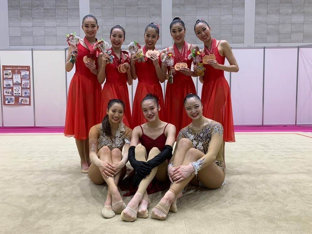 杉本早裕吏さんのインスタグラム写真 - (杉本早裕吏Instagram)「・ TEAM JAPAN🧚‍♀️🎌  今年は個人の人と一緒に練習する機会が多くて、とっても刺激になりました😊🤝 今シーズンもお疲れ様でした♥️ ・ ・ #フェアリージャパンpola  #新体操 #個人 #団体 #今シーズン終了」11月6日 17時21分 - sayuri0125sugimoto