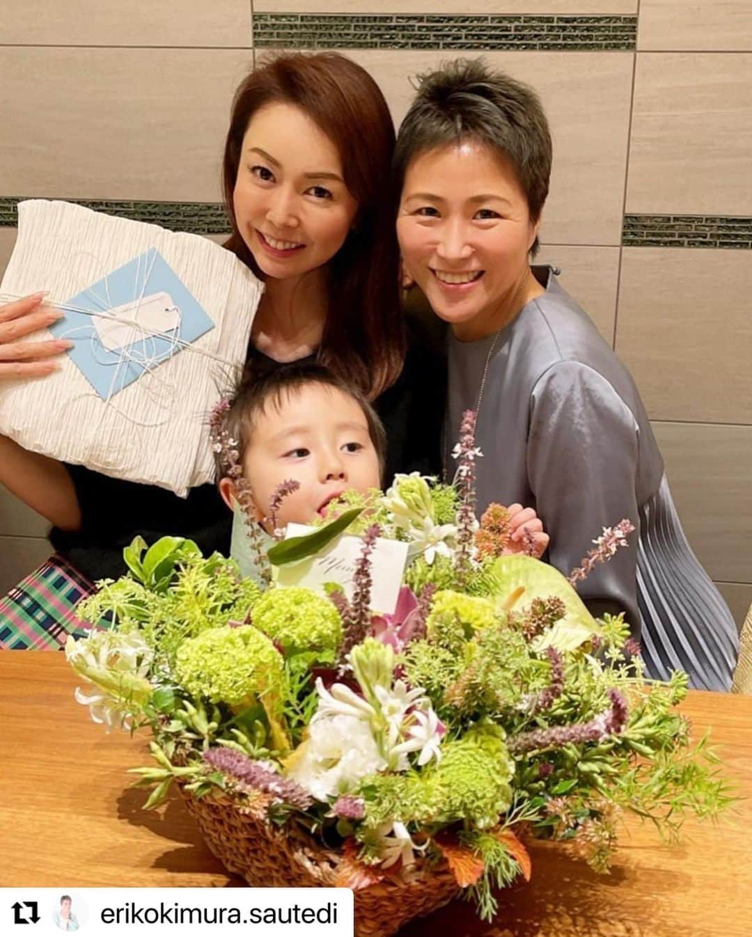 宮崎宣子さんのインスタグラム写真 - (宮崎宣子Instagram)「恵理子さん😊 いつもありがとうございます🙏💓💓  #Repost @erikokimura.sautedi with @make_repost ・・・ ・ 宣子さん @miyazaki_nobuko  改めてお誕生日おめでとうございます💚  数年前から家族でのお付き合い♡  初めての出会いは、ハーブ繋がり🌿 ハーブにココロとカラダを救われたという経験を伺った際、ハーブに携わりたい真っ直ぐな想いが伝わってきました✨ 救われた経験は、まさに同じ経験でしたので、すぐに意気投合致しました♡  妊娠中も定期的に会い、お互いの進んでる道、進みたい道をシェア✨ ほんの少し物作りを先にしていたので、わかる範囲でシェア🌿  出産後、親よりも早く病室に駆け付けて下さいました😂💕笑 宣子さんが帰宅する際に父が到着♡遭遇💨  体調を少し崩してしまった時も自宅に駆け付けて下さり、弱っていた私の心救って下さり、たくさん笑いました💚  嬉しい時もツライ時も お忙しい中、時間を作って下さり駆け付けて下さる気持ちが本当に嬉しくて・・感謝。  今までの経験始め、今の今も 真っ直ぐさ、努力家、天然さ(笑)は変わらず見習うことがたくさんです✨  元日テレアナウンサーで 現在EMARA代表の宮崎宣子さんがproduceされている素晴らしいブランドはこちら✨ @emaraorganic   宣子さん♡ 心からありがとうございます💕 そしておめでとうございます✨ #宮崎宣子 #EMARA #ハーブ繋がり #オーガニック #コスメ」11月6日 17時38分 - miyazaki_nobuko