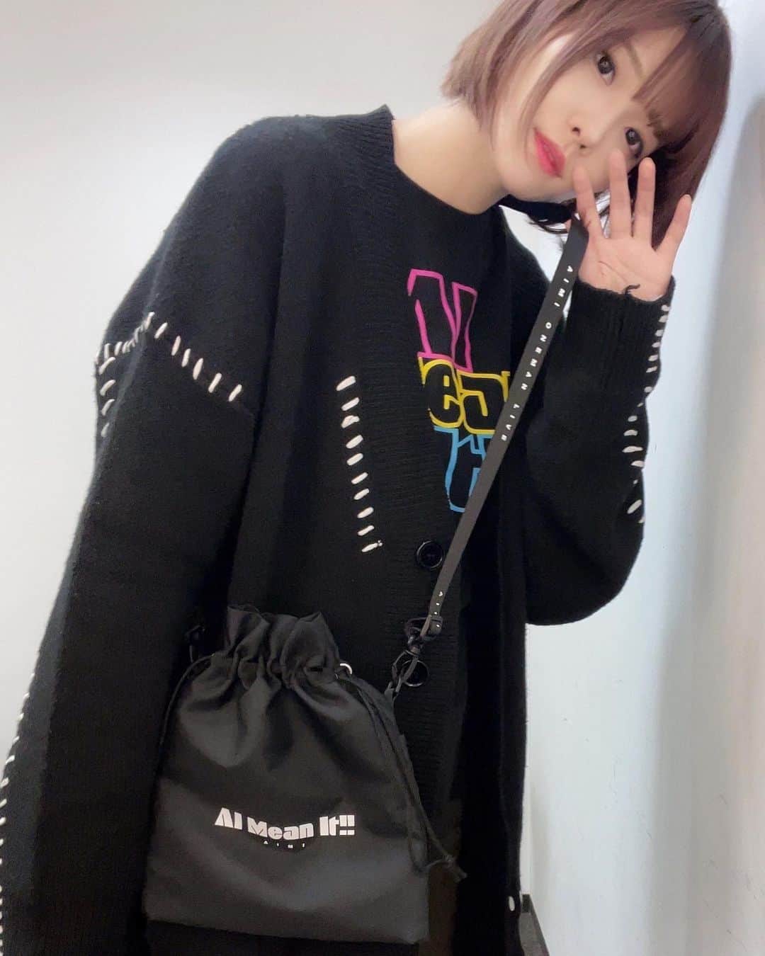 愛美のインスタグラム：「#AIMeanIt ワンマンライブのグッズTシャツとグッズバッグです💪」