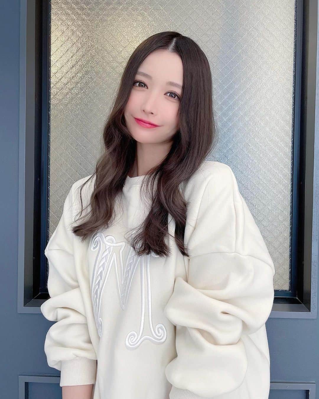 吉見衣世のインスタグラム：「夜中に笑顔をお届けしまーす👻  #笑顔#smile#私服#トレーナー#黒髪」
