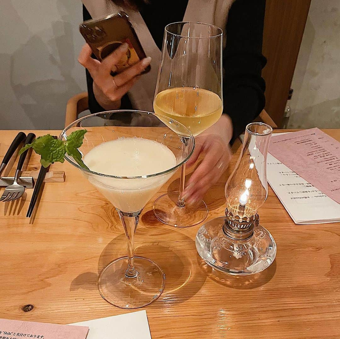 美舞さんのインスタグラム写真 - (美舞Instagram)「. . @rojiuranoshiki へ 🥂 お洒落すぎる空間に少し背筋が伸び、 それをほぐしてくれる接客大満点すぎる店員さん。 形に拘らない和と洋が混じる料理は、 不思議と一つの作品が出来上がってて 美味しいんだなぁ。0○ 何もかもバランスが取れたお店で、 お祝いにもデートにもぴったりの素敵なお店を @hotarutaru21 と堪能☺︎❤️ 写真最後の美味しくて🤳二人でお持ち帰りも✌︎✌︎✌︎ . －－－－－－－－－－－－－－－－ ▶︎路地裏のshiki 〒810-0023  福岡県福岡市中央区警固１丁目４−７  クィーンズサンティテンジンウエスト 1-A ☎︎092-775-6221 . －－－－－－－－－－－－－－－－」11月6日 18時34分 - mibuki__.39