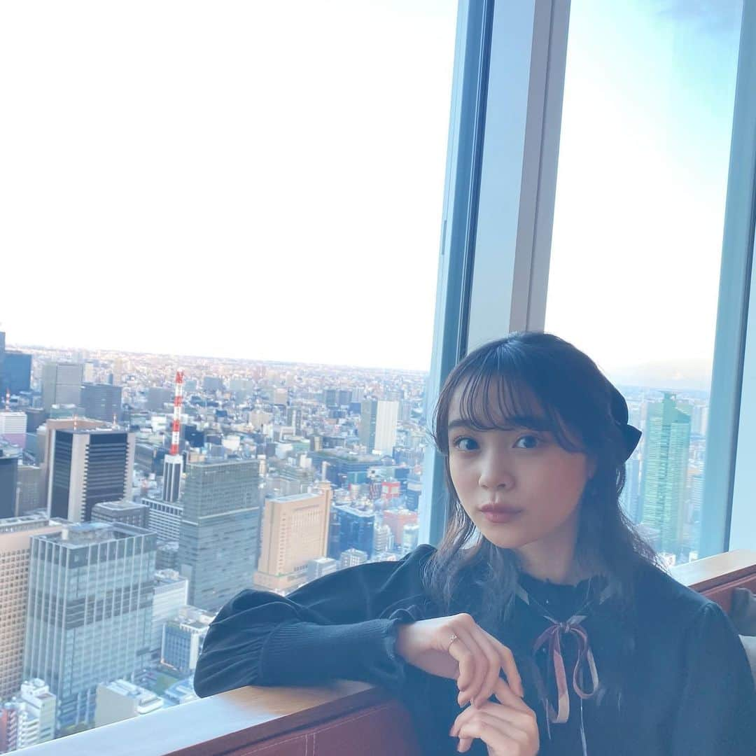 林芽亜里さんのインスタグラム写真 - (林芽亜里Instagram)「🎀 ⁡ お誕生日ブランチに行ってきました☺️ ⁡ 景色が本当に綺麗だったぁ🥺 ⁡ 昨日の投稿にもたくさんのうれしいコメントありがとうございます!!みなさんからの色んな形でのお祝いメッセージも全て読ませていただきました\(◡̈)/!!!!  ファンの方にお誕生日プレゼントで頂いたヘアリボンを付けちゃいました‪୨୧‬  改めて感謝です♡ ありがとうございます🎁 ⁡ #林芽亜里」11月6日 18時56分 - meari__hayashi