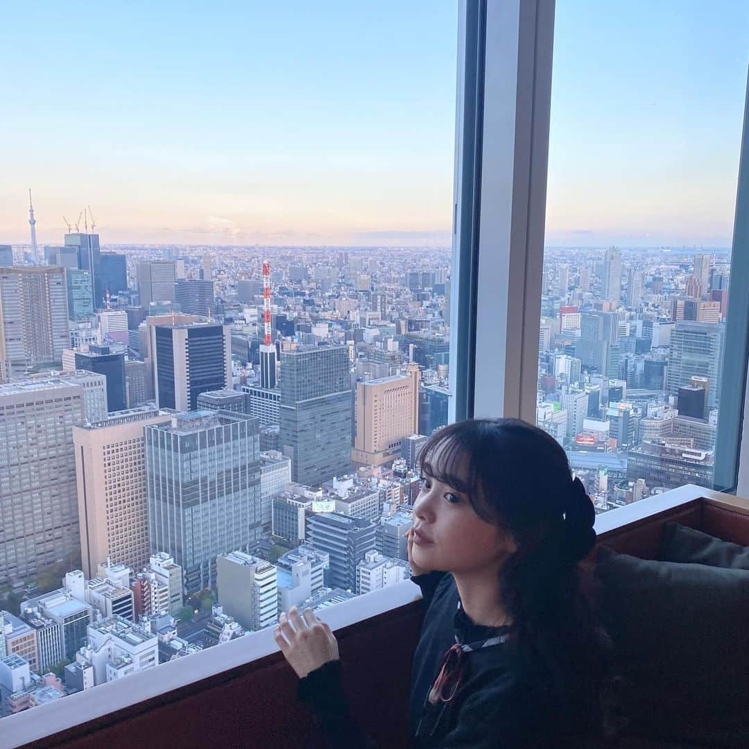 林芽亜里さんのインスタグラム写真 - (林芽亜里Instagram)「🎀 ⁡ お誕生日ブランチに行ってきました☺️ ⁡ 景色が本当に綺麗だったぁ🥺 ⁡ 昨日の投稿にもたくさんのうれしいコメントありがとうございます!!みなさんからの色んな形でのお祝いメッセージも全て読ませていただきました\(◡̈)/!!!!  ファンの方にお誕生日プレゼントで頂いたヘアリボンを付けちゃいました‪୨୧‬  改めて感謝です♡ ありがとうございます🎁 ⁡ #林芽亜里」11月6日 18時56分 - meari__hayashi