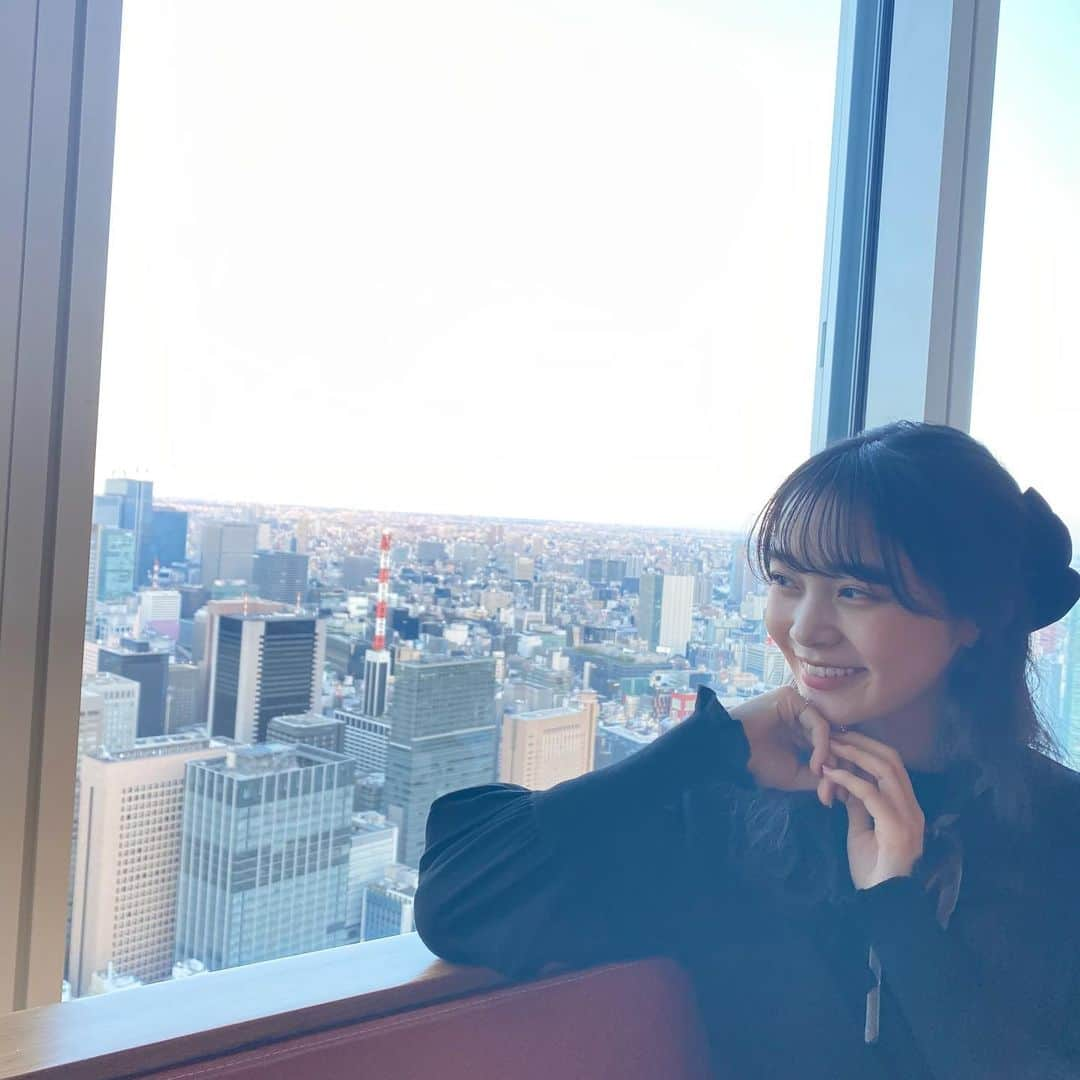 林芽亜里さんのインスタグラム写真 - (林芽亜里Instagram)「🎀 ⁡ お誕生日ブランチに行ってきました☺️ ⁡ 景色が本当に綺麗だったぁ🥺 ⁡ 昨日の投稿にもたくさんのうれしいコメントありがとうございます!!みなさんからの色んな形でのお祝いメッセージも全て読ませていただきました\(◡̈)/!!!!  ファンの方にお誕生日プレゼントで頂いたヘアリボンを付けちゃいました‪୨୧‬  改めて感謝です♡ ありがとうございます🎁 ⁡ #林芽亜里」11月6日 18時56分 - meari__hayashi