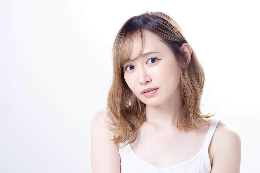 伊藤千凪海のインスタグラム：「プリンではありませんグラデーションです🥺 ⁡ 髪の毛の色すぐ抜ける〜〜 ⁡ 染めても染めても明るくなるのはなんででしょう🙇‍♀️ ⁡ ⁡ ⁡ ナチュラルメイク💄✨✨✨ ⁡ ⁡ ⁡ #撮影 #ナチュラルメイク #すっぴん風メイク  #グラデーションカラー」