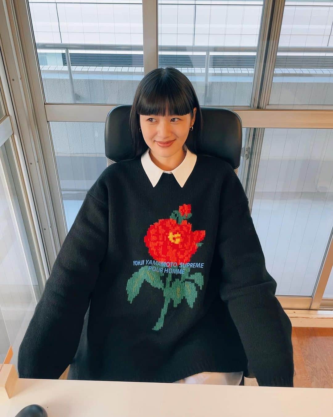 新井貴子のインスタグラム：「The quarantine in the agency😶‍🌫️  隔離を終えて事務所へ行ったら隔離されたみたいになった🪤（by アクリル板。）  Anyway, I’m hoooome! ☕️🇯🇵」